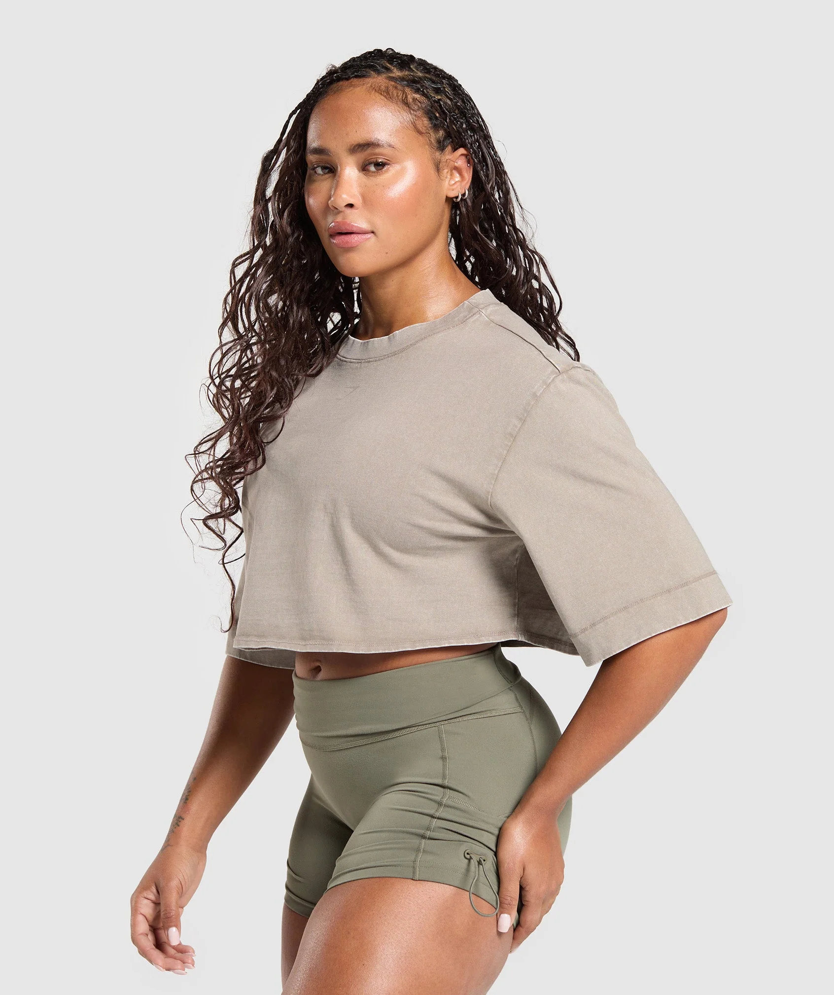 GSLC Washed Graphic Crop Top – Linen Brown - Imagen 2