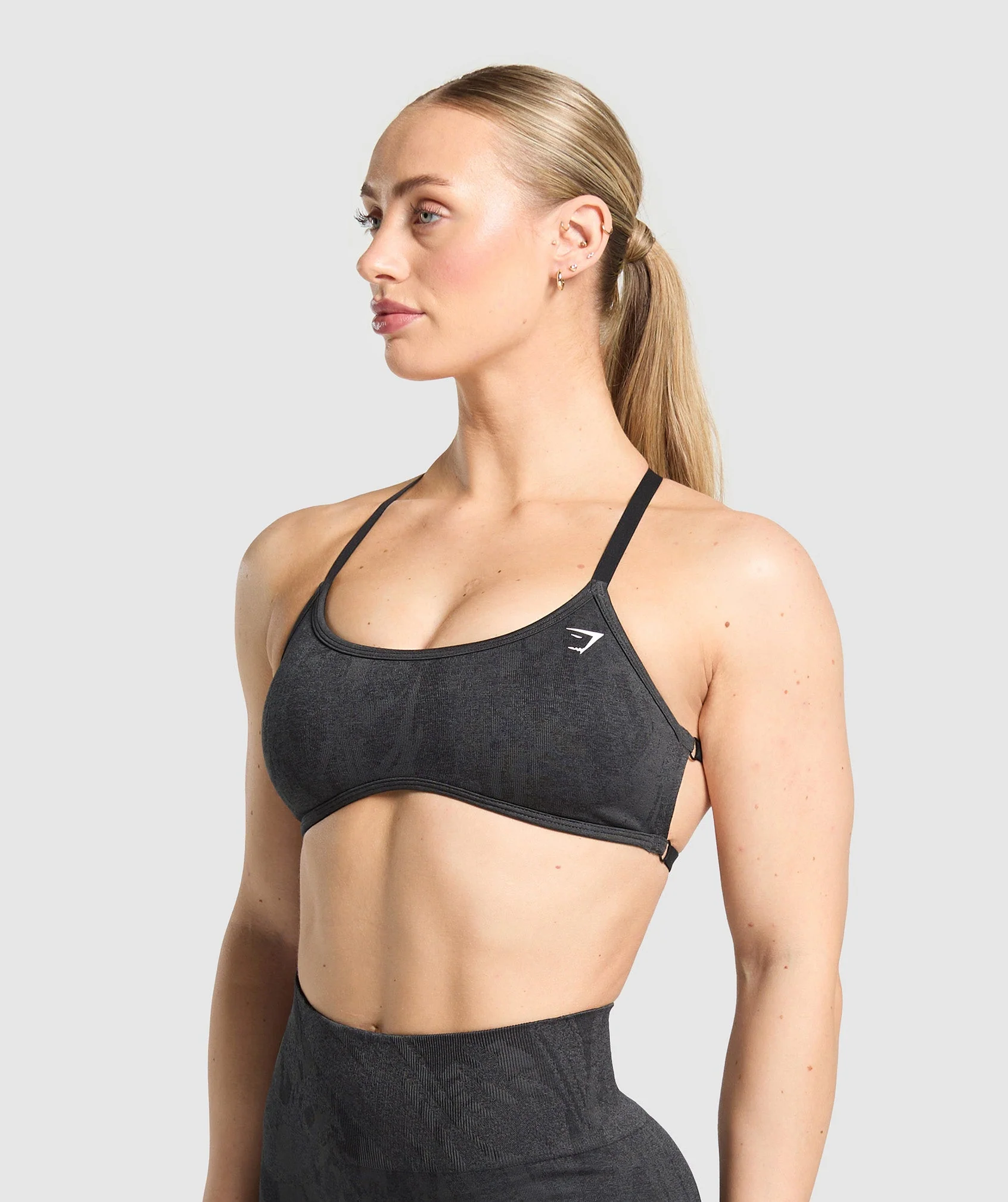 Adapt Camo Cross Back Sports Bra – Asphalt Grey/Black - Imagen 2