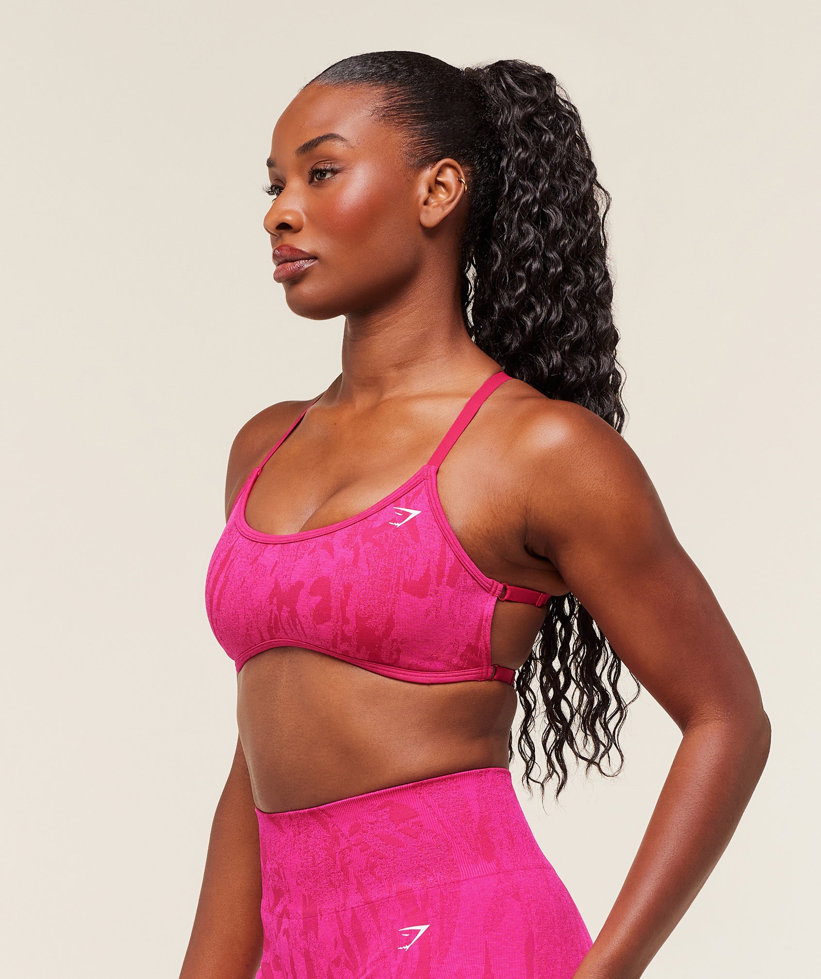 Adapt Camo Cross Back Sports Bra – Build Pink/Energy Pink - Imagen 2