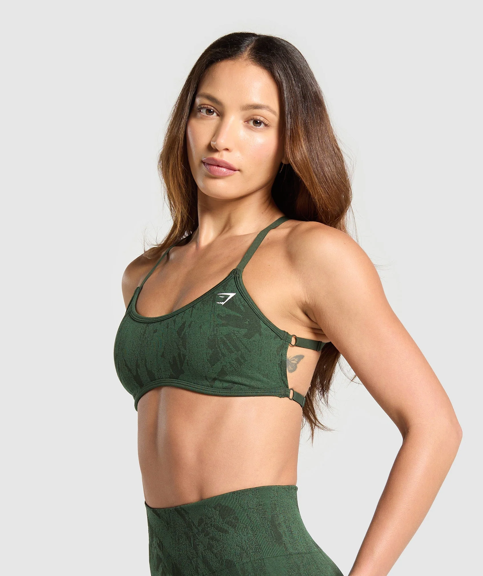Adapt Camo Cross Back Sports Bra – Trail Green/Classic Green - Imagen 2