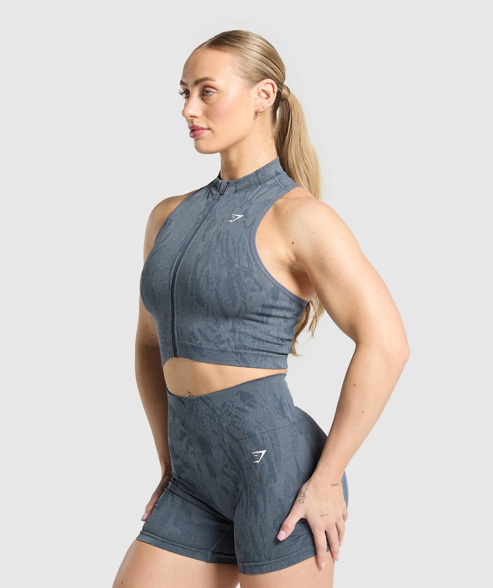 Adapt Camo Seamless Zip Up Crop Top – Titanium Blue/Denim Grey - Imagen 2