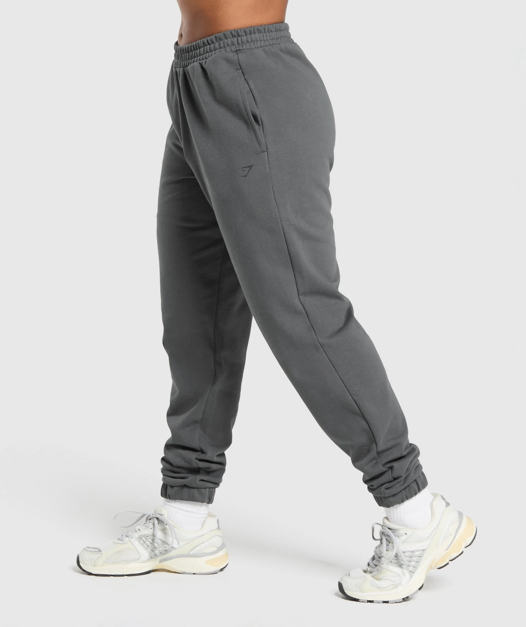 Back Gains Graphic Joggers – Graphite Grey - Imagen 2