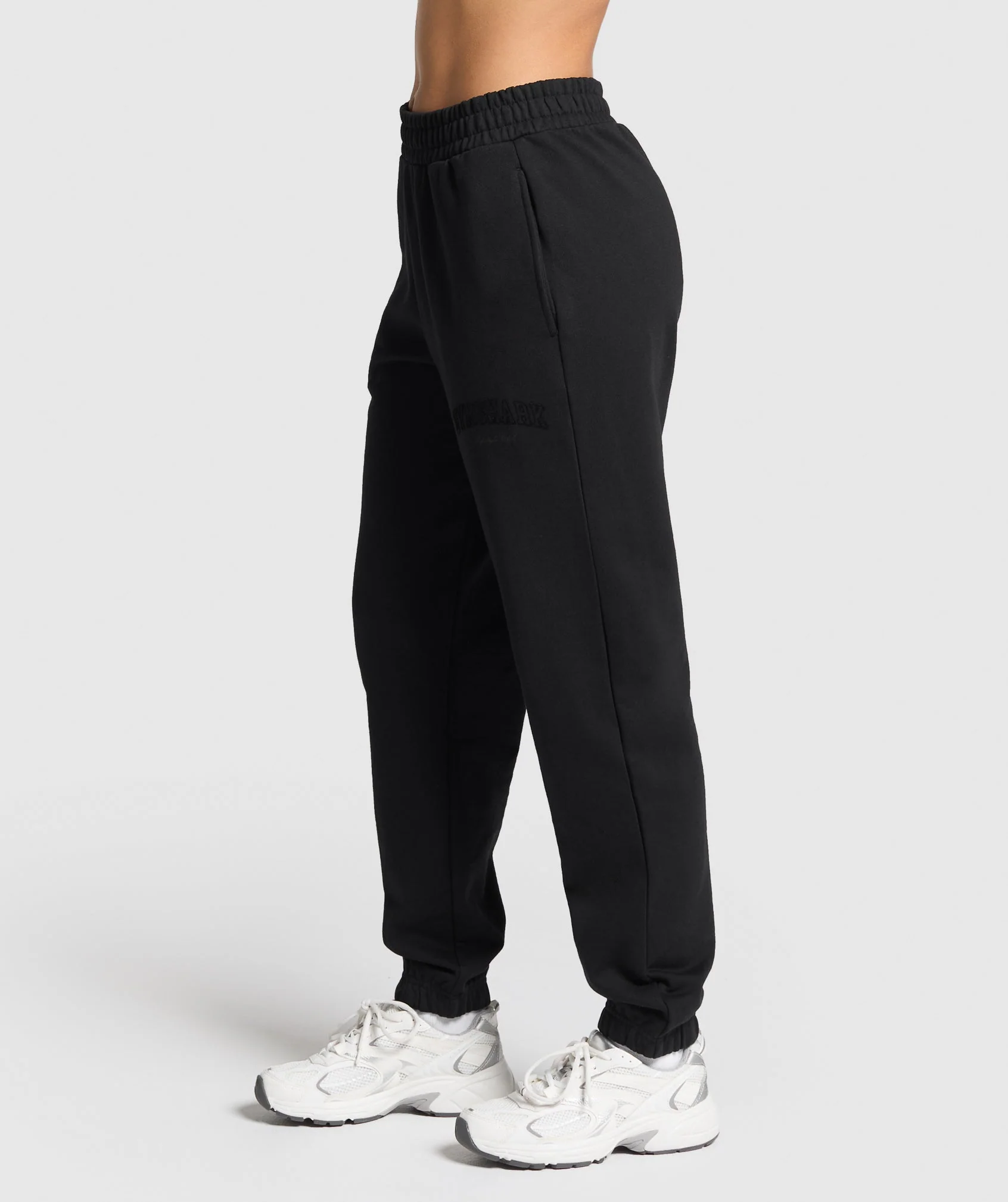Campus Classics Graphic Joggers – Black - Imagen 2