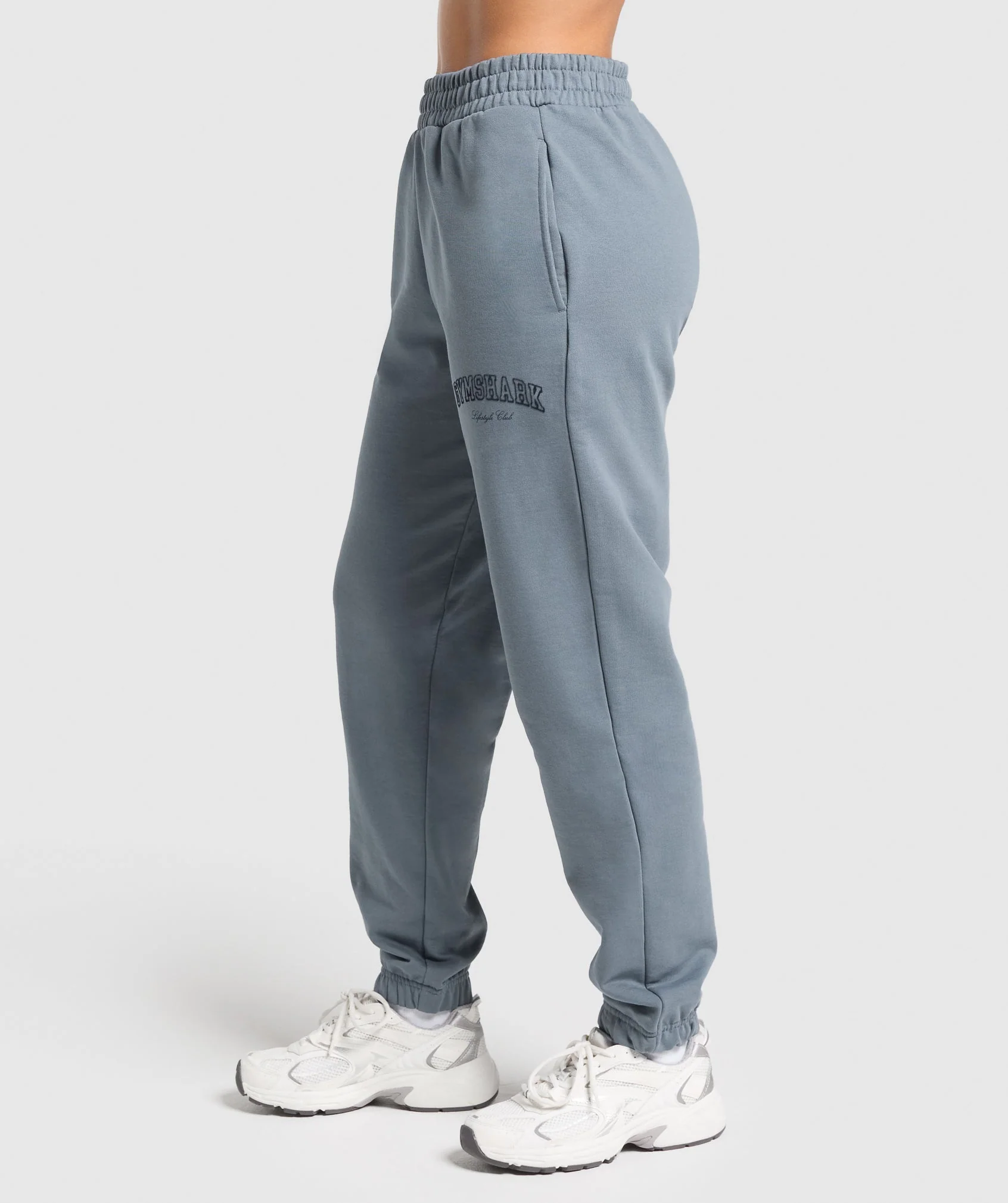 Campus Classics Graphic Joggers – Iron Blue - Imagen 2