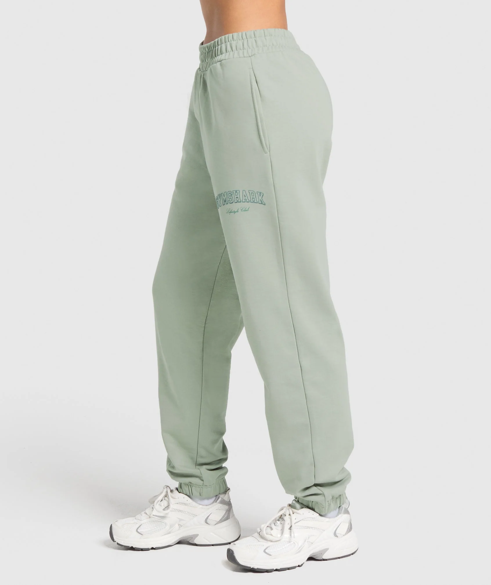 Campus Classics Graphic Joggers – Stone Grey - Imagen 2