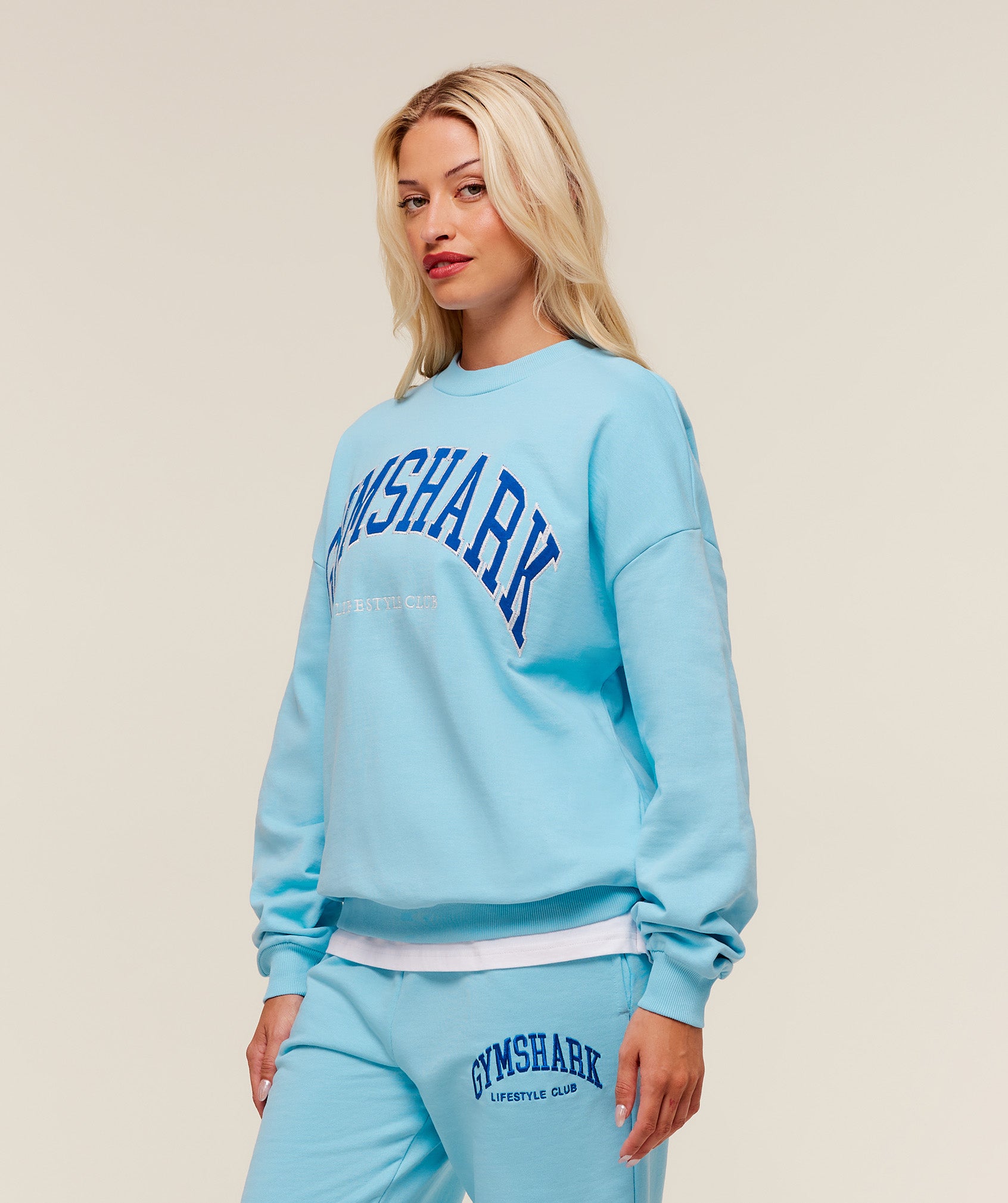 Collegiate Graphic Crew Neck Pullover – Athletic Light Blue - Imagen 2