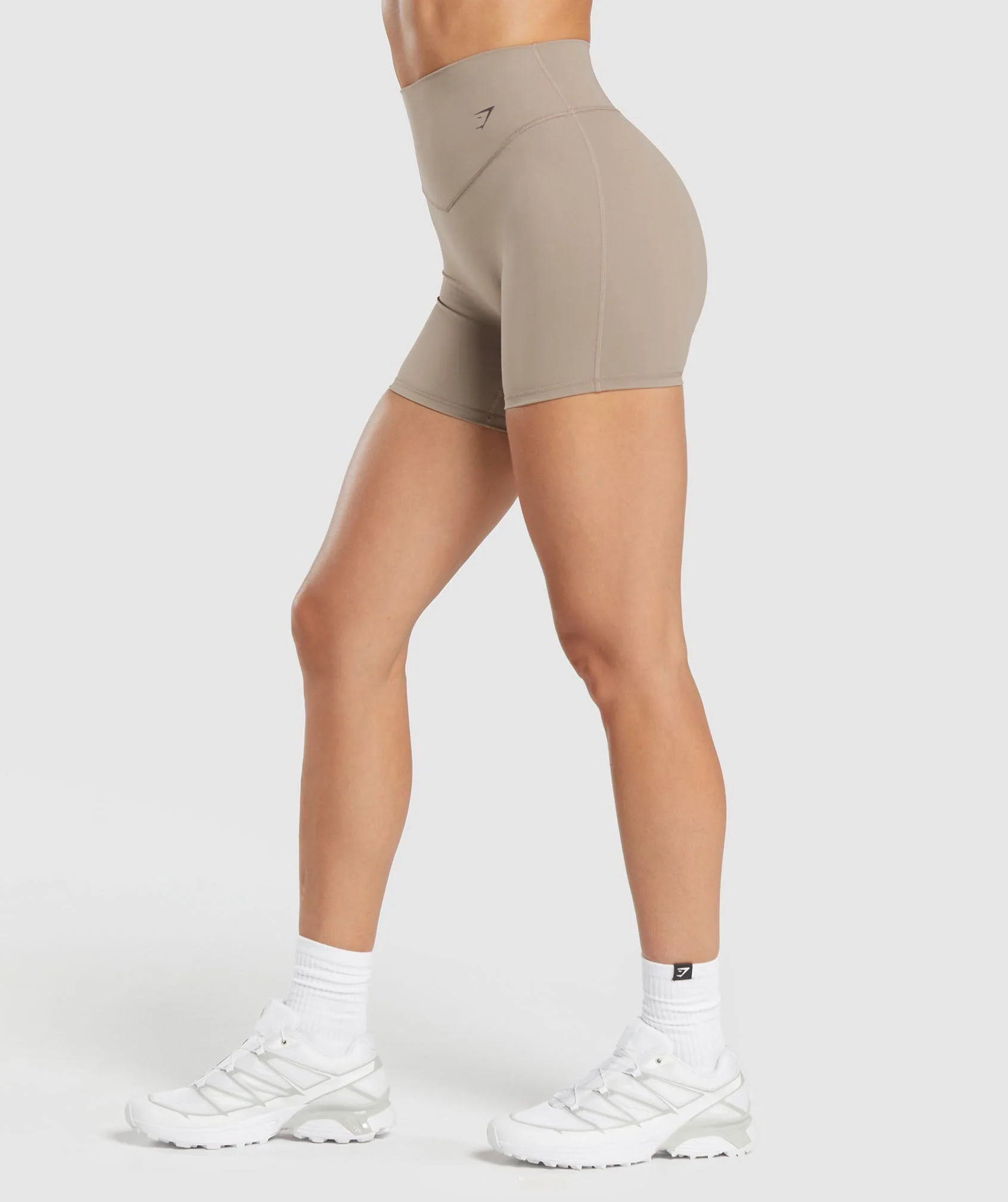 Elevate Shorts – Lifestyle Brown - Imagen 2
