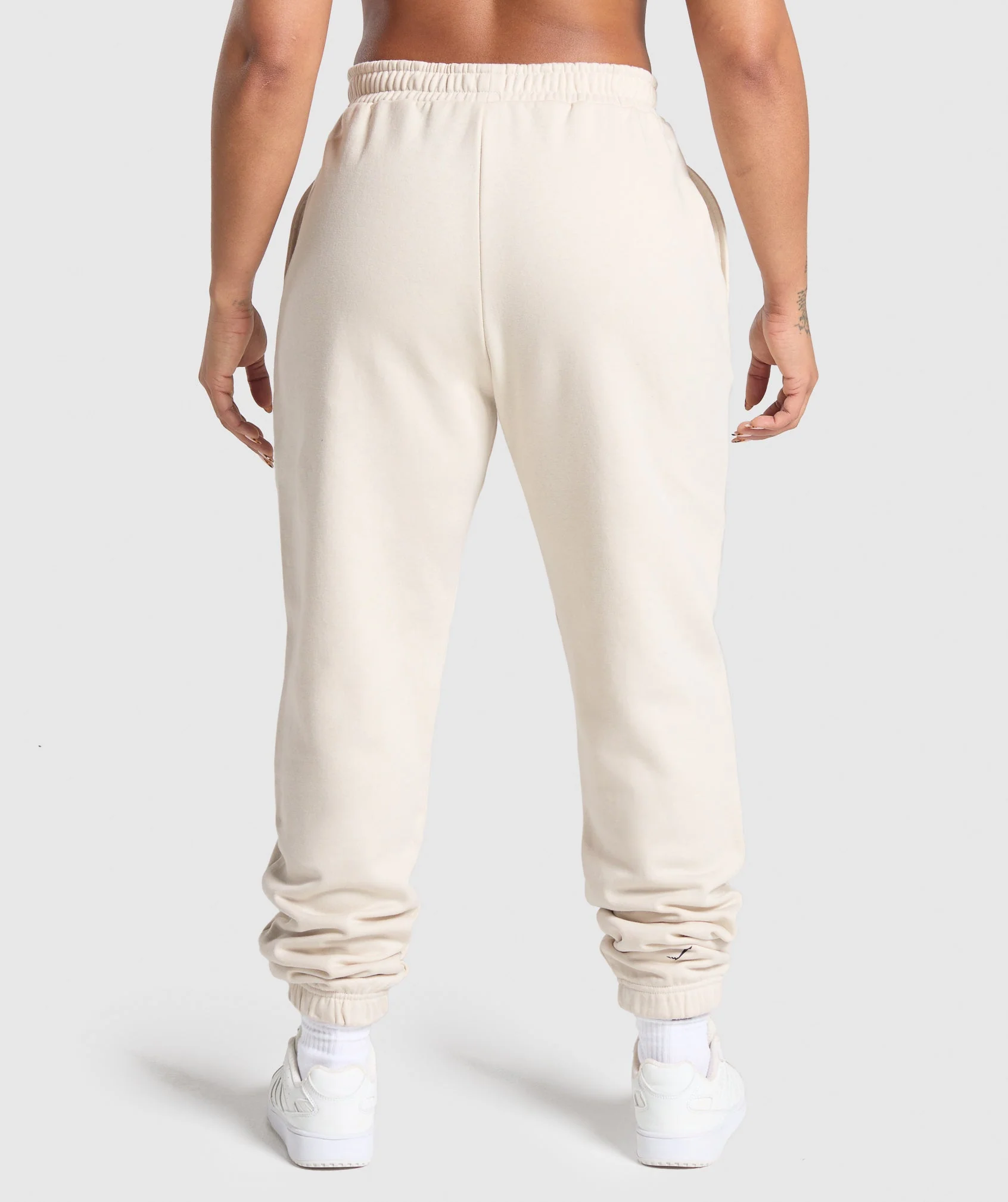 Lifting Essentials Graphic Brushed Oversized Joggers – Oat White - Imagen 2