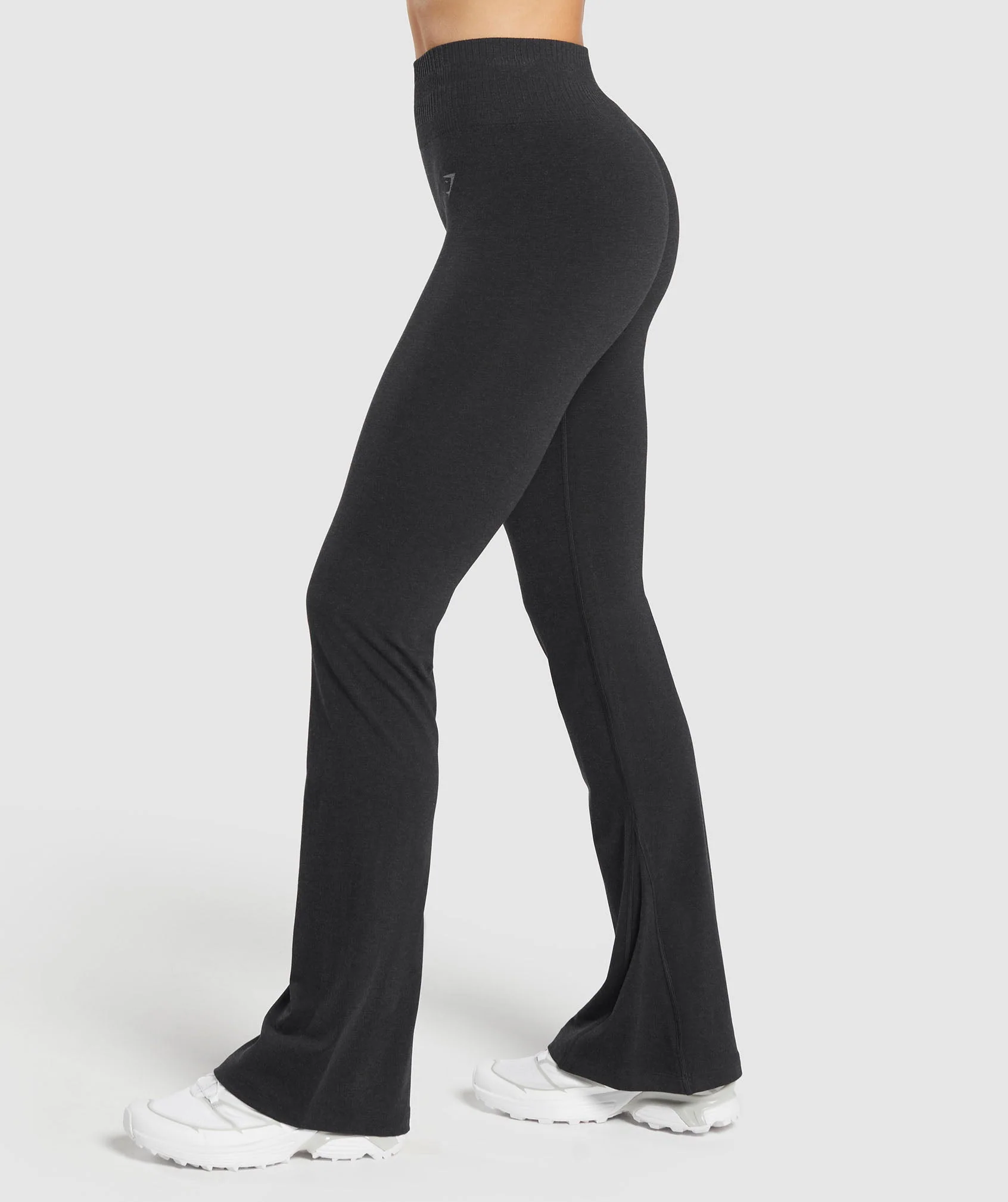 Luxe Seamless Flare Leggings – Coal Marl - Imagen 2
