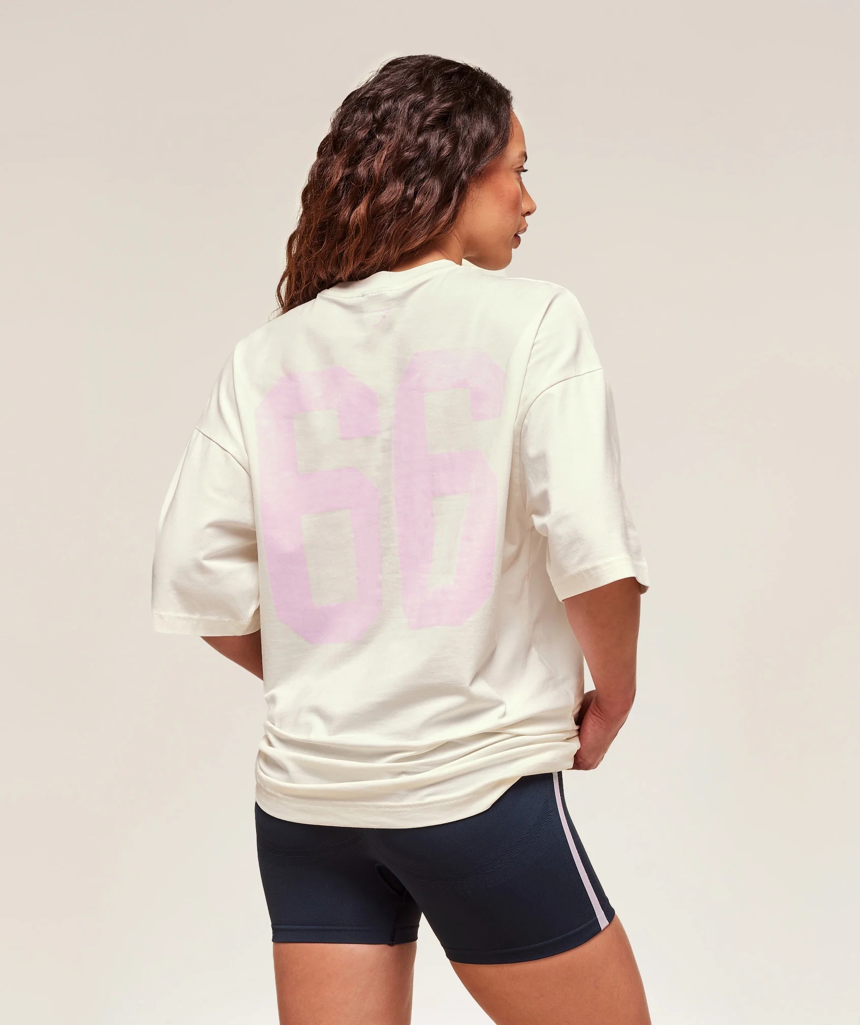 Varsity Graphic Oversized T-shirt – Soft White - Imagen 2