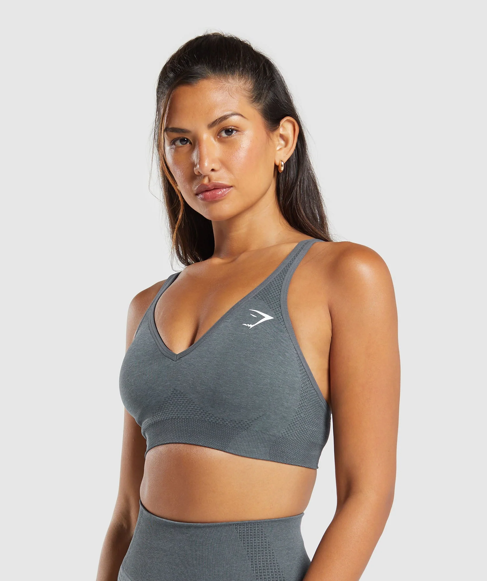 Vital V Neck Sports Bra – Strong Grey Marl - Imagen 2